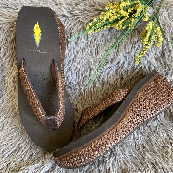 Volatile ISLAND Brown SZ 8 Slip-On Wedge Thong